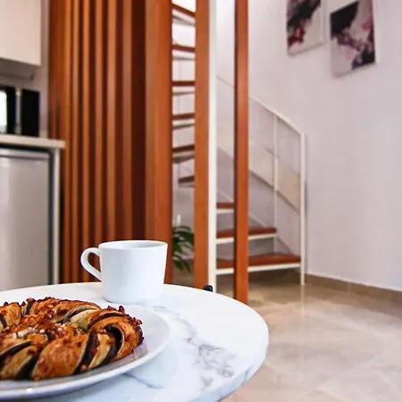 Phaedrus Living: Luxury Maisonette Lighthouse 60 Apartment *